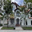 Villa thiết kế mộc mạc với đầy đủ nội thất, hồ bơi thoáng đãng và vị thế đắc địa tại đường Nguyễn Văn Hưởng