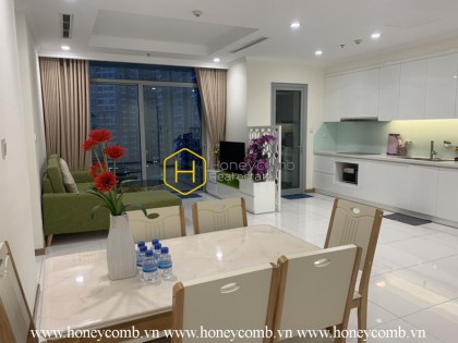 Căn hộ đầy đủ nộii thất và ban công xinh xắn ở Vinhomes Central Park