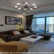 Một Vinhomes Central Park căn hộ với đồ nội thất màu nâu sang trọng, ấm áp với màu trắng chủ đạo